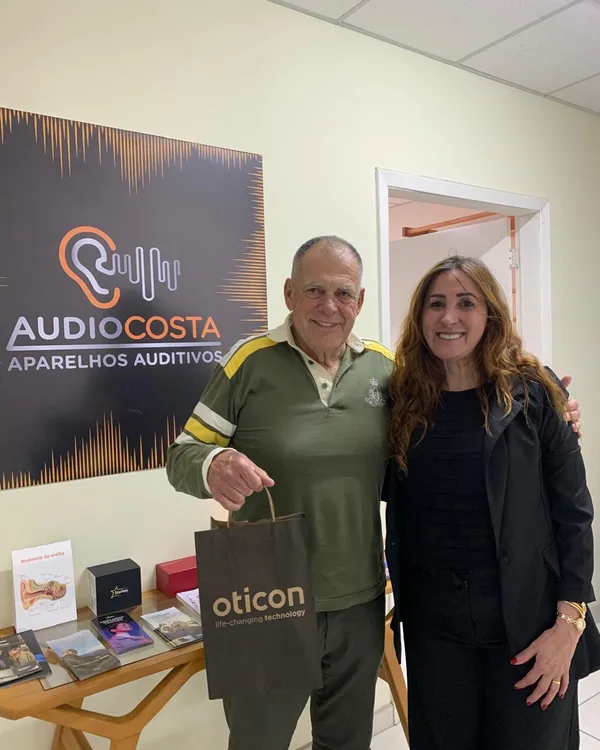 Sr. Acir Jacob Fritz ao lado da equipe da AudioCosta na unidade de Castro