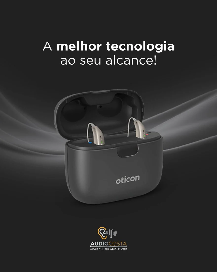 Estojo carregador Oticon aberto com um par de aparelhos auditivos, com a assinatura AudioCosta e a mensagem: a melhor tecnologia ao seu alcance
